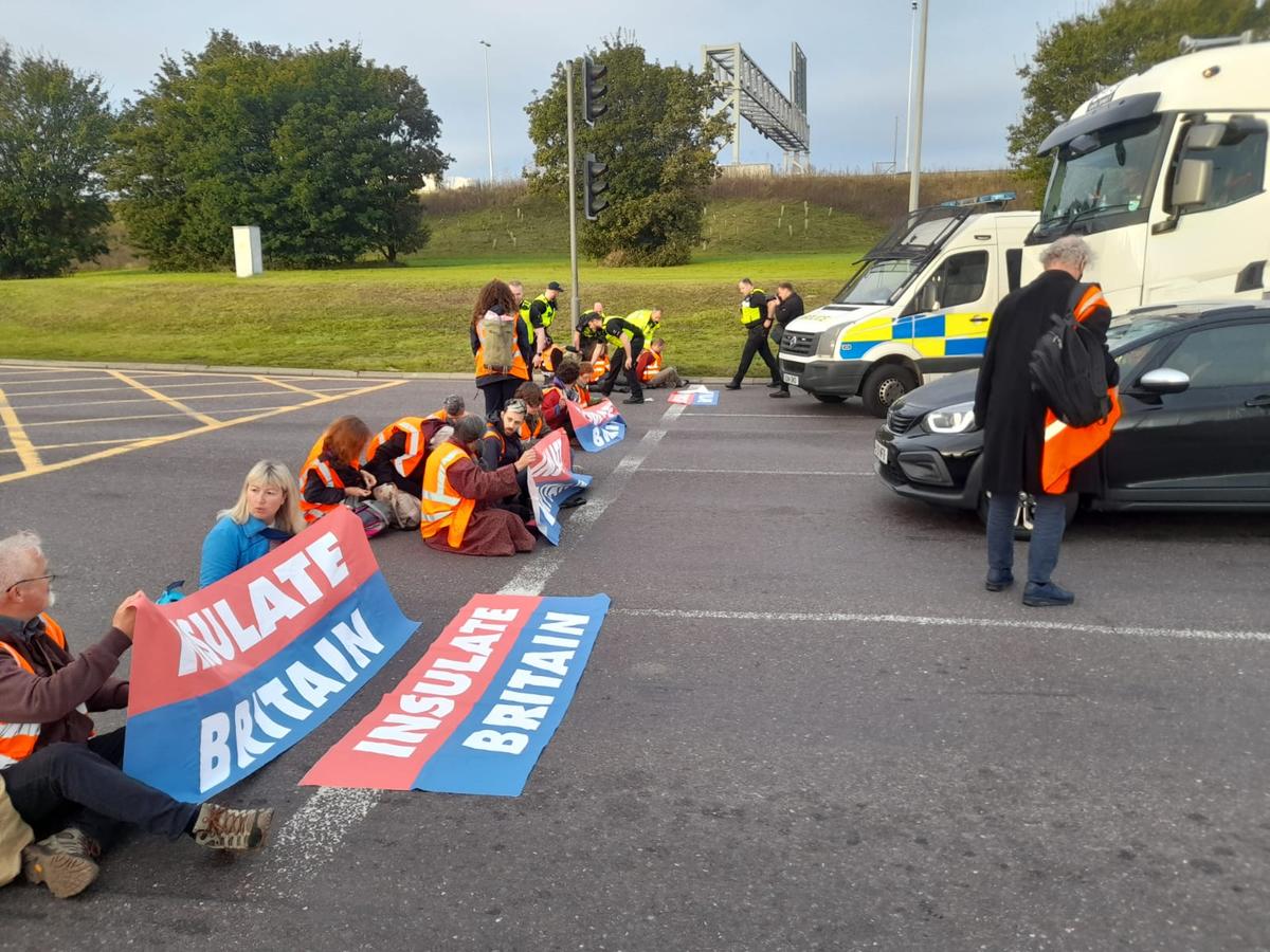 UK Climate Protesters Dragged Off Roads by Angry Motorists