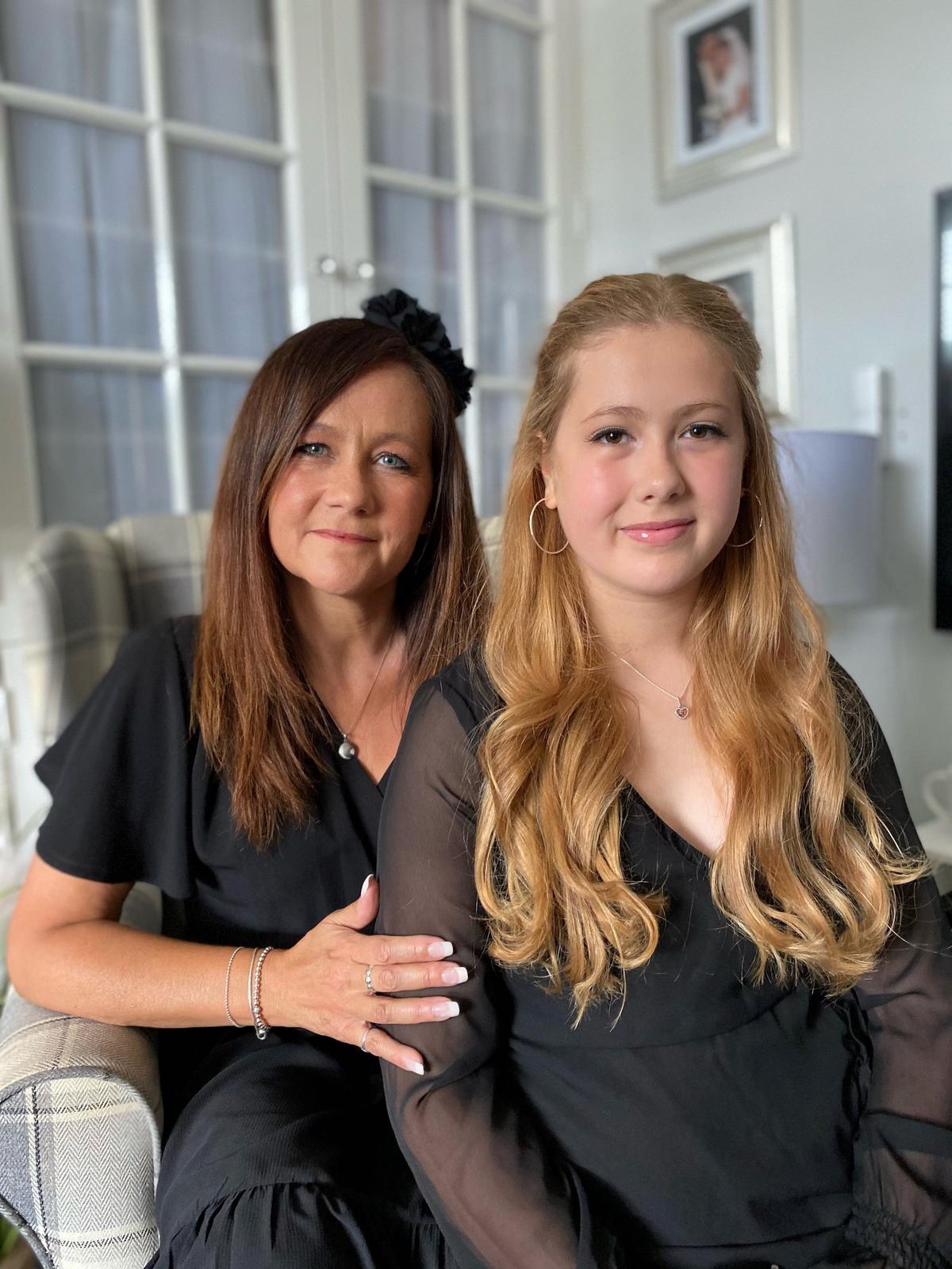 Dagny and Chloë Barnett. (SWNS)