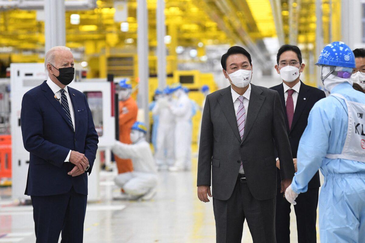 President Joe Biden (L), South Korean President Yoon Suk-youl (C), and Samsung Electronics Co. Vice Chairman Lee Jae-yong during their visit to the Samsung Electronics Pyeongtaek Campus on May 20, 2022. (Kim Min-hee/AFP via Getty Images)