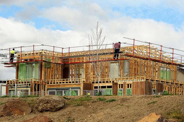 Building work continues at Edgewater Estate on September 1, 2008 in Melbourne, Australia. (Photo by Mark Dadswell/Getty Images)