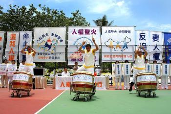 <a href="https://www.theepochtimes.com/assets/uploads/2015/07/drumery_medium.jpg"><img src="https://www.theepochtimes.com/assets/uploads/2015/07/drumery_medium.jpg" alt="Three human rights supporters drum in front a backdrop of banners at the Cheung Sha Wah Playground. (Li Ming/The Epoch Times)" title="Three human rights supporters drum in front a backdrop of banners at the Cheung Sha Wah Playground. (Li Ming/The Epoch Times)" width="320" class="size-medium wp-image-70856"/></a>