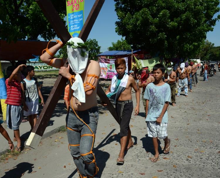 Crucifixion Re-Enactment in Philippines Draws Thousands