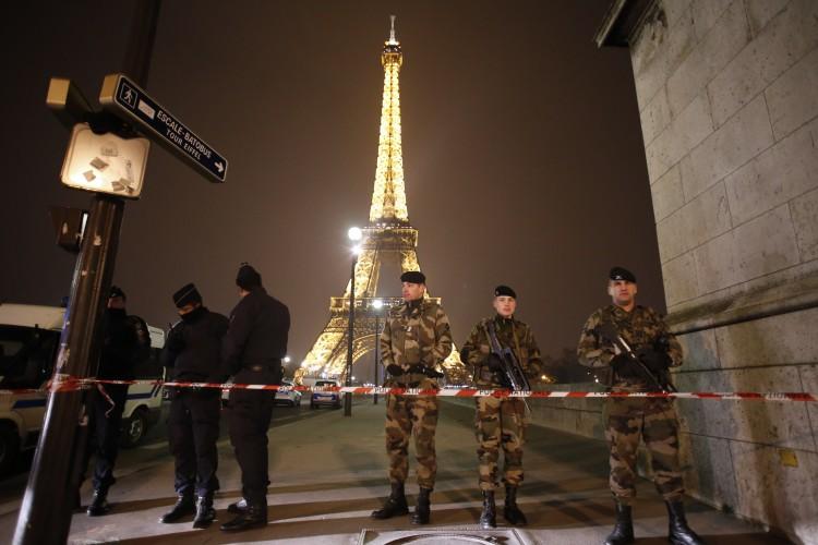 Eiffel Tower Evacuated After Bomb Threat