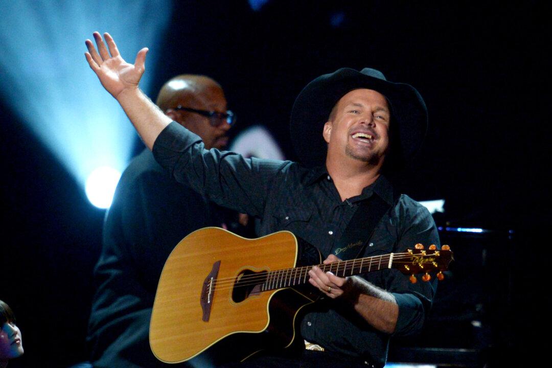 Country Singer Garth Brooks Faces Boycotts Over Bud Light Comments