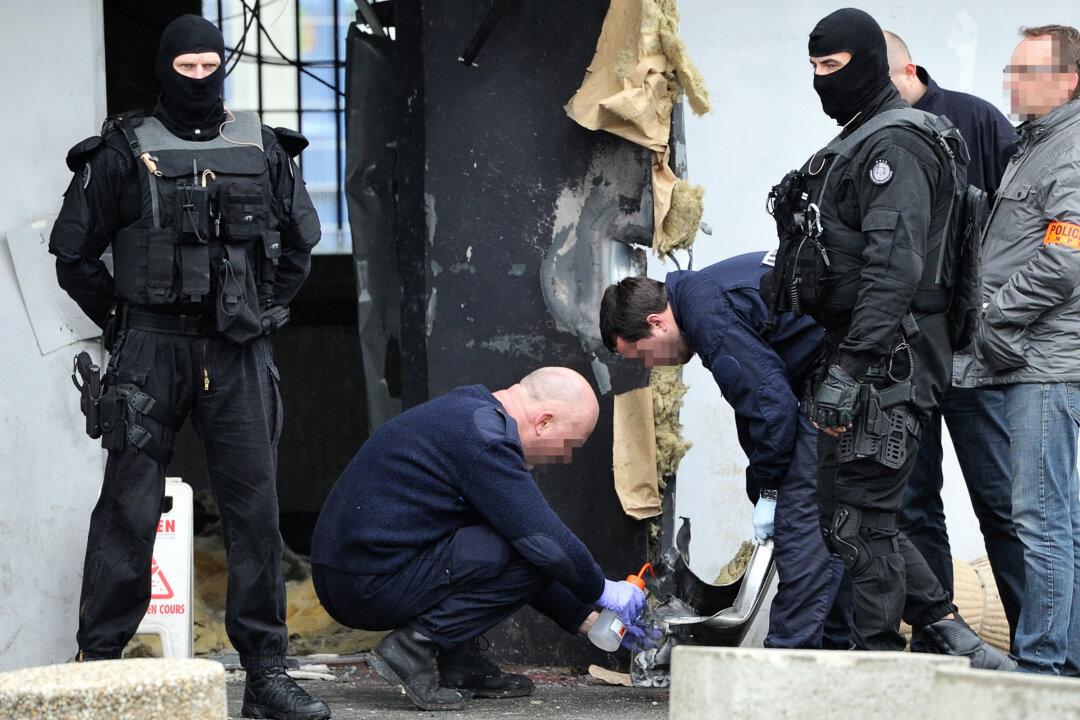 Super Criminal Escapes Prison, Using Explosives