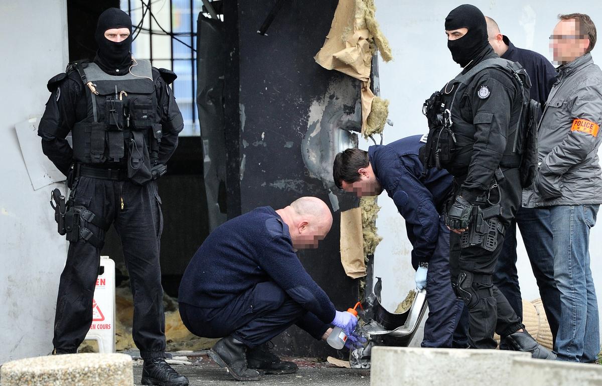 Super Criminal Escapes Prison, Using Explosives