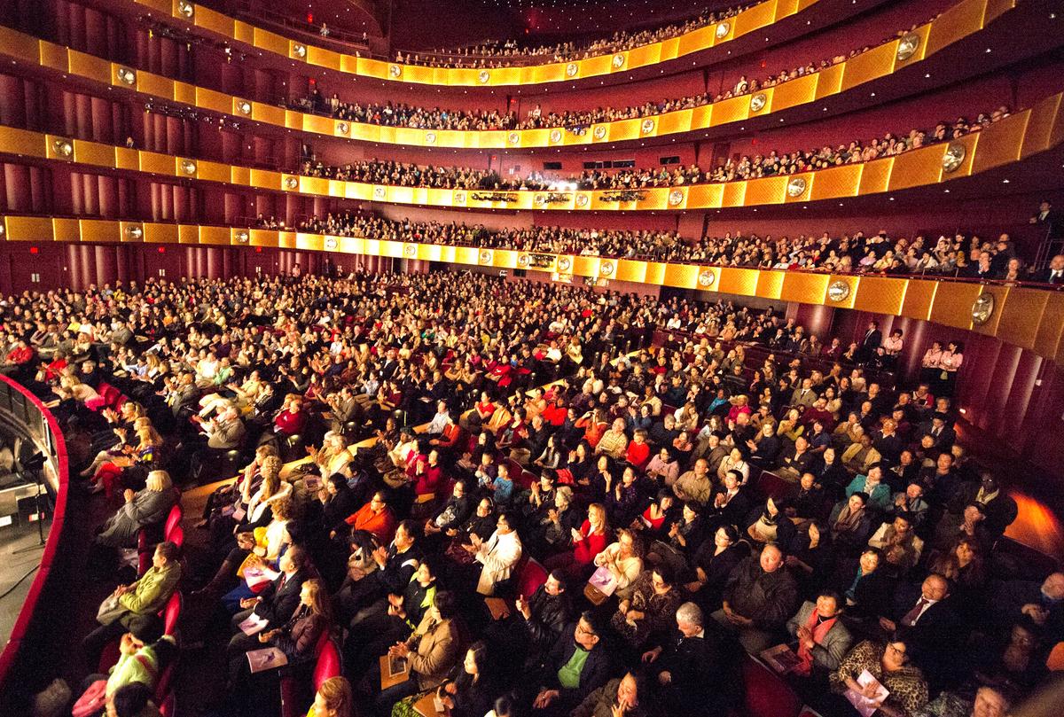 Bank of America Exec Finds a ‘Gentle, Kind Warmth’ in Shen Yun