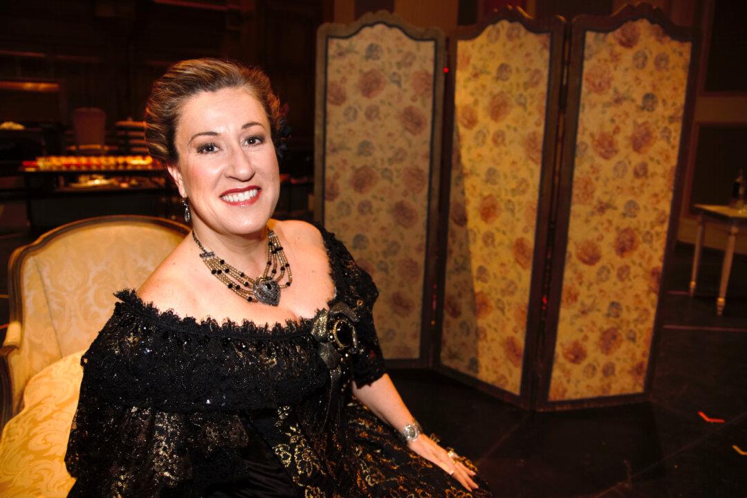Calgary Opera Presents ‘La Traviata’ in Tribute to Verdi’s 200th Anniversary