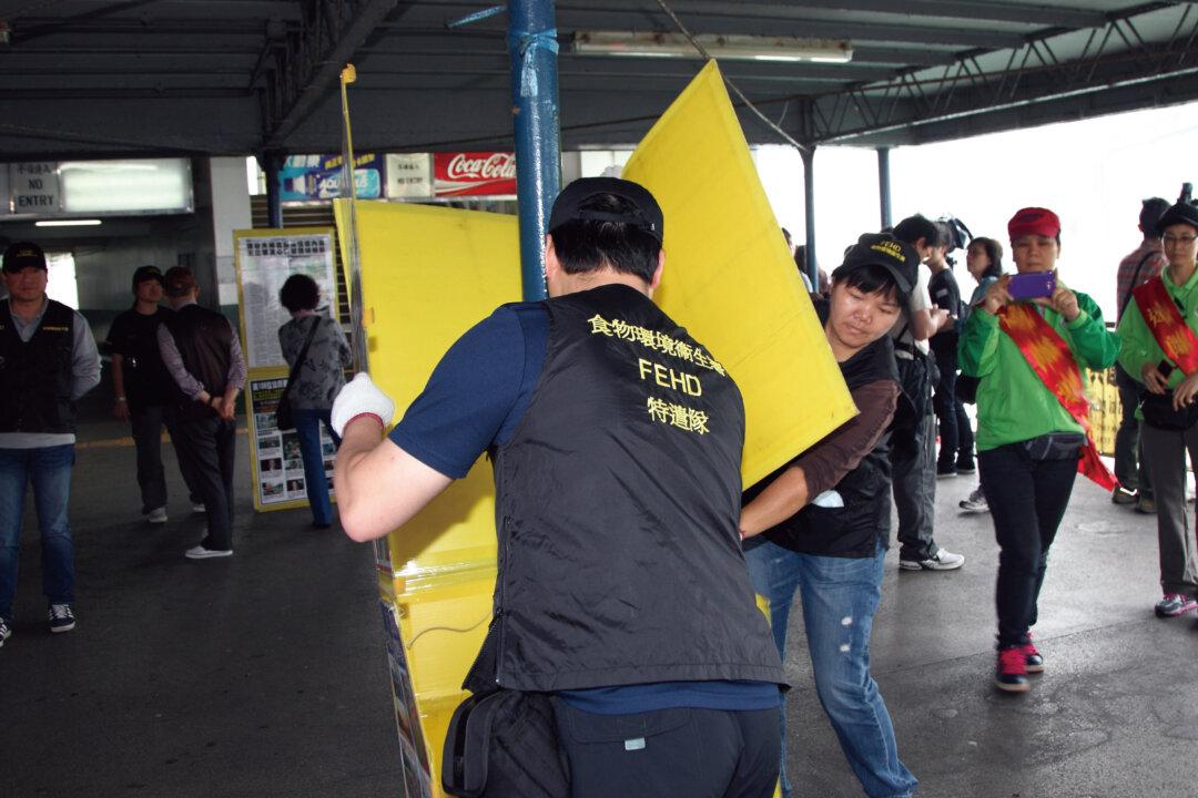 Hong Kong Government Tries to Shut Down Falun Gong Protests
