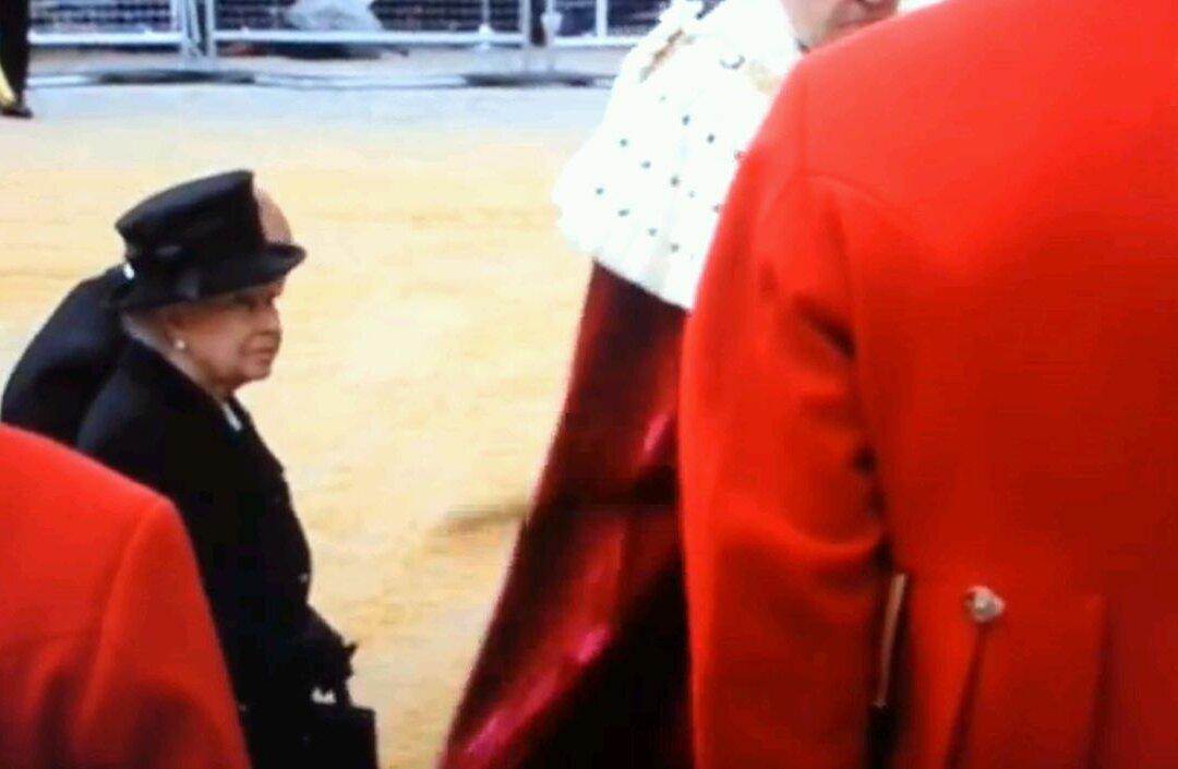 Queen Dodges Sword at Thatcher Funeral (+Video)