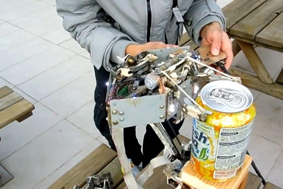 Robot Steals Soda from Vending Machine (+Video)