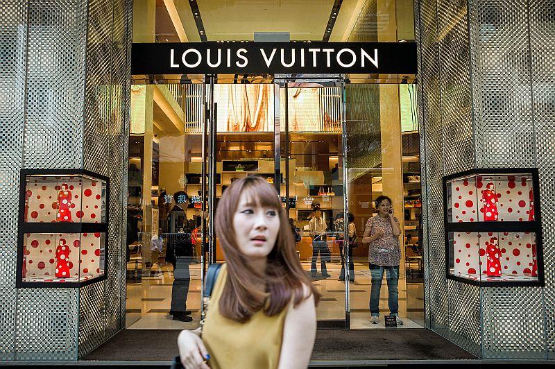 Luxury Goods Makers’ Reliance on Chinese Shoppers Poses Risk
