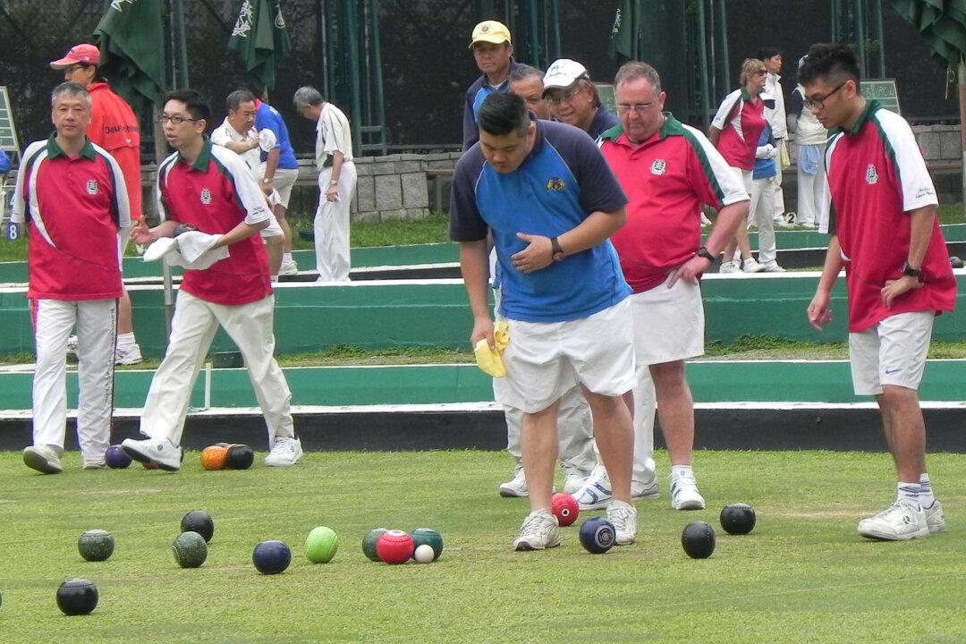 Defending Lawn Bowls Champions begin Campaign with Victories