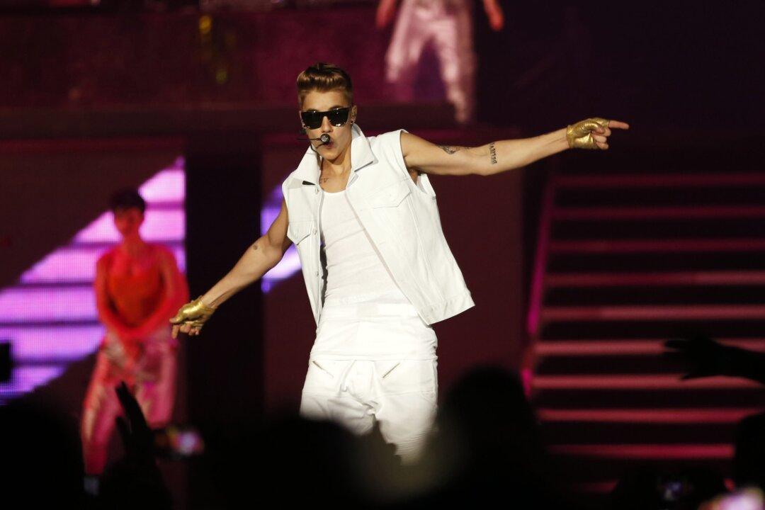 Justin Bieber Attacked by Fan (+Video)