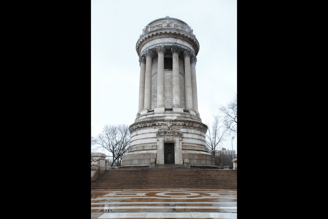Bloomberg Lays Wreath at Soldiers’ and Sailors’ Monument