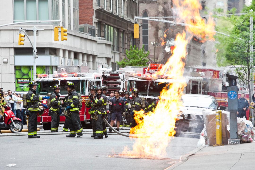 Manhole Fire Erupts in Midtown