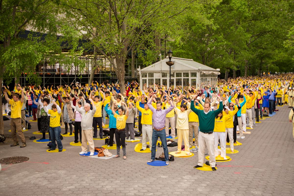 Falun Dafa Exercise Practice in Manhattan’s Roosevelt Park