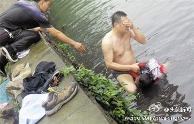 After Rescuing Girl From Polluted River, Chinese Policeman Gets Sick