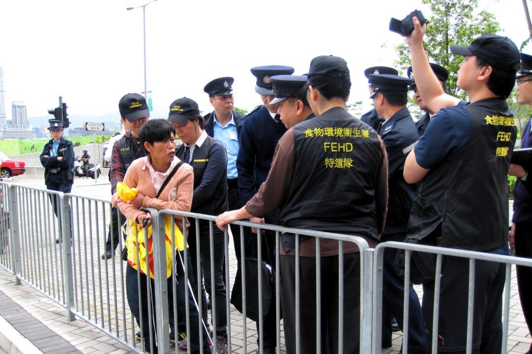 Hong Kong Detains Falun Gong Protester
