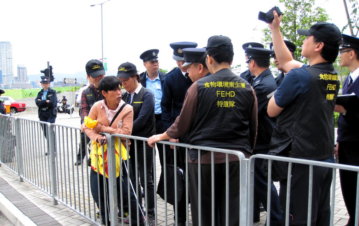 Hong Kong Detains Falun Gong Protester