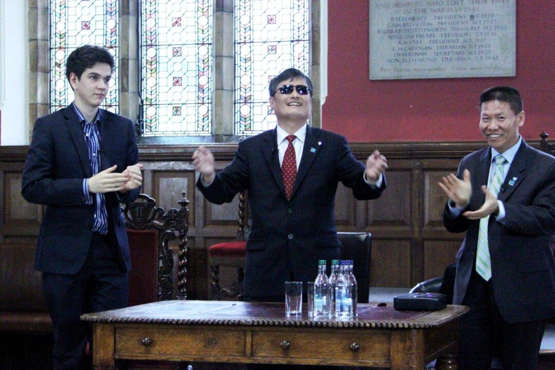 Blind Dissident Chen Guangcheng Given Award, and a Warning