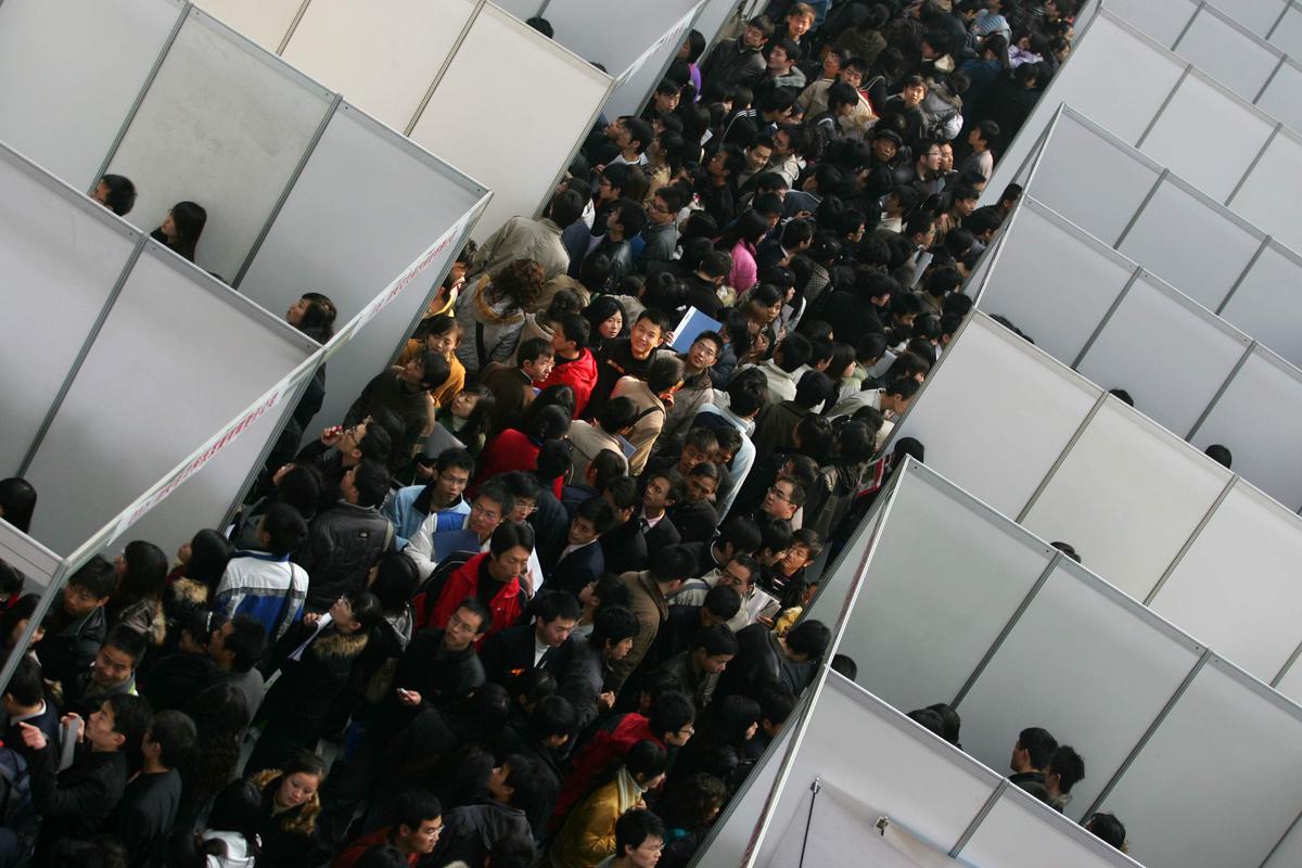 Chinese Officials’ Offspring Gain Higher Entry in Tough Job Market