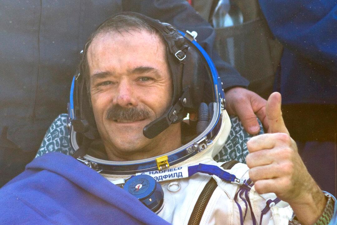 Canada’s Space Commander Superstar (+Video)