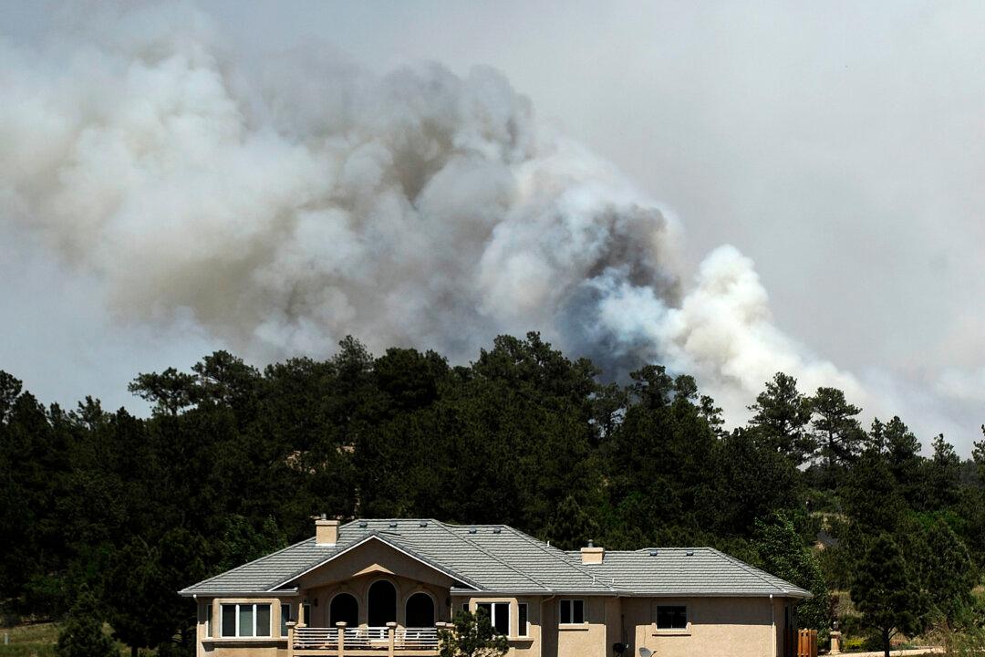 El Paso Resident Loads Motor Home, Evacuates as Fire Nears