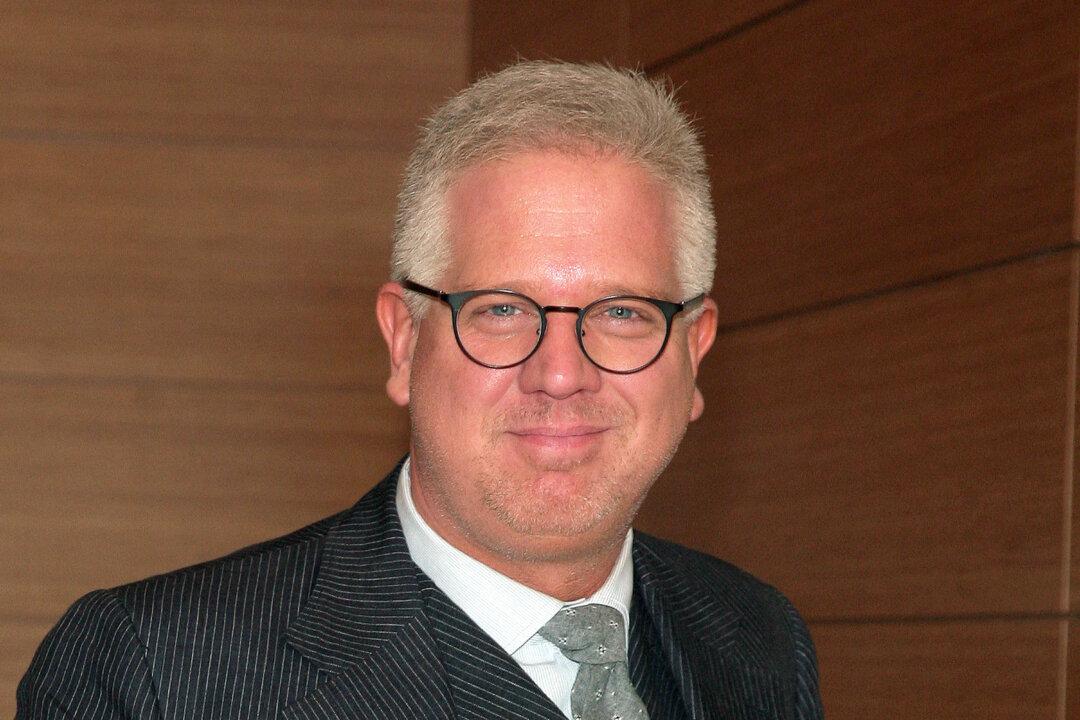 Glenn Beck Says He‘ll ’Fire' Anyone who Buys Fluorescent Light Bulbs