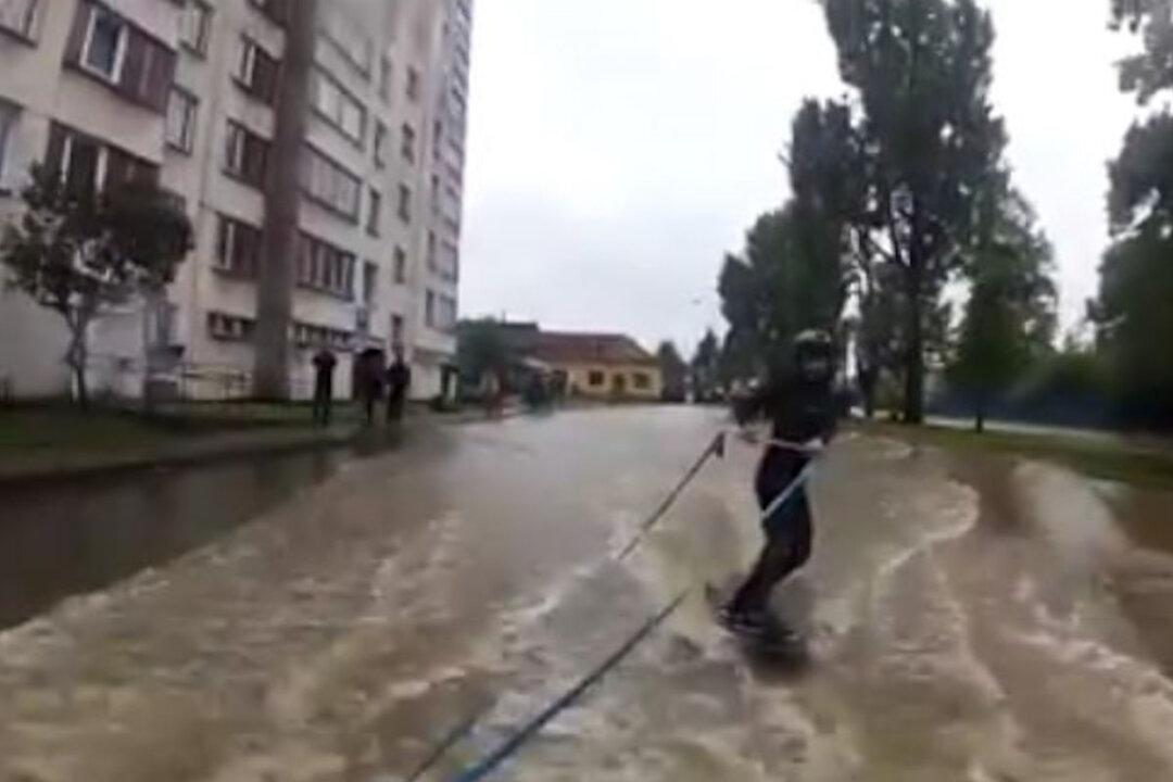 Central Europe Flooded, Some Have Fun in Water-Filled Streets (+Video)
