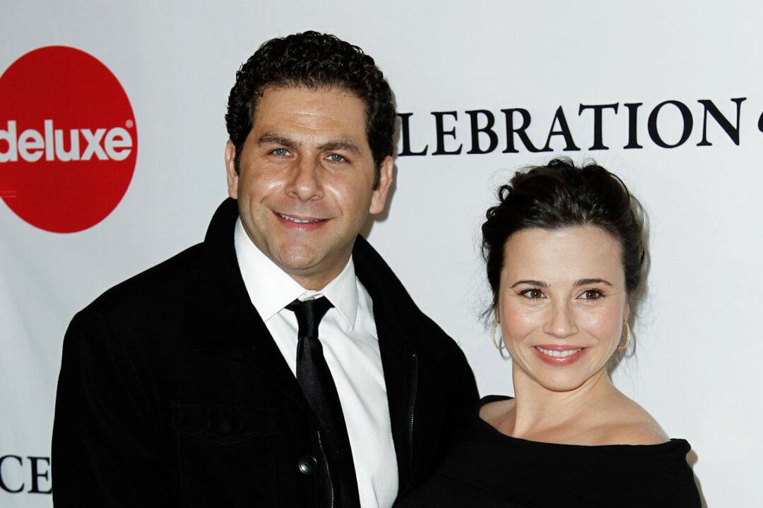 Linda Cardellini of ‘Mad Men’ Announces Engagement (+Video)