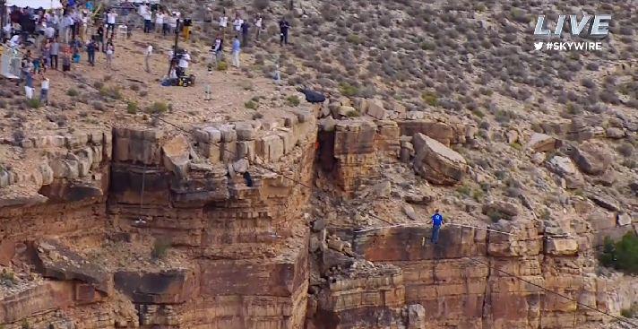 Daredevil Walks Across Tightrope Near Grand Canyon Successfully (+Photos)