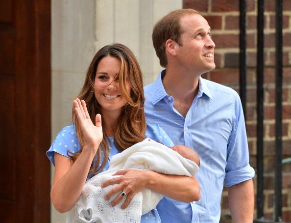 Photos: Royal Baby Boy Leaves Hospital With Kate, William; Onward to Kensington Palace