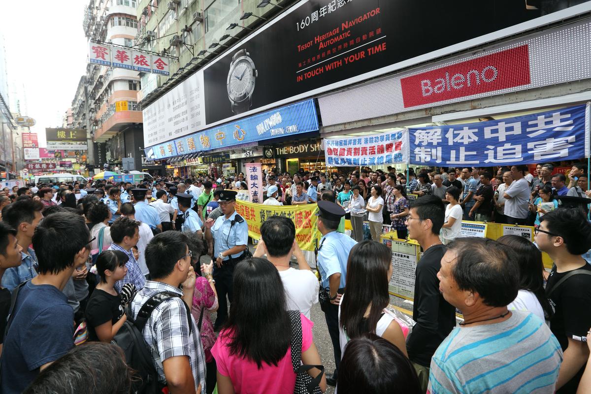 Hong Kong Residents Defend Falun Gong From Harassment