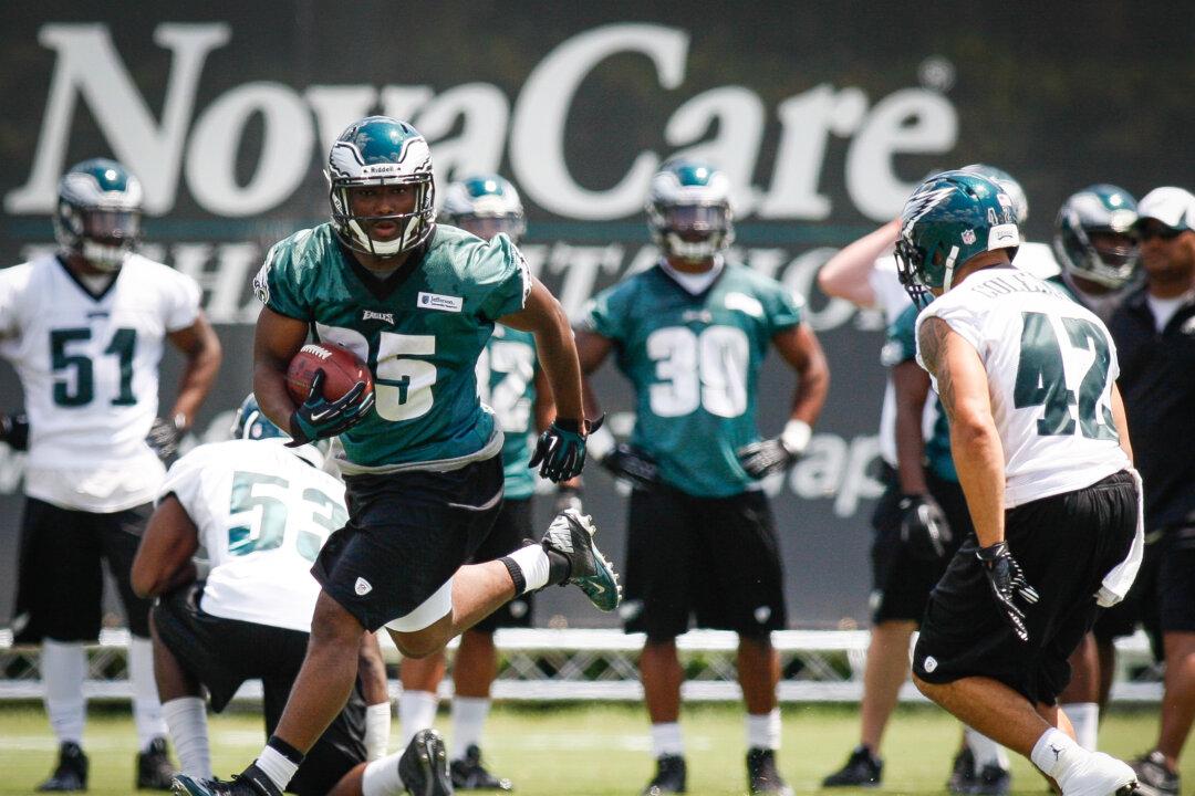 LeSean McCoy Injured? Eagles RB Limps to Locker Room Against Chiefs
