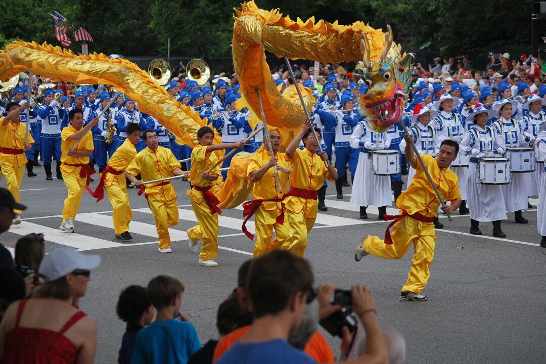 Thousands Cheer at Washington’s Independence Day Parade