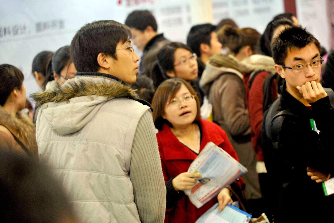 China Economy Slows, Leading Companies to Cut Staff