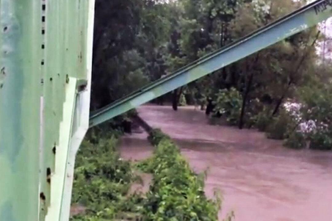 Toronto Flash Flood Submerged Cars, Train at Rush Hour (+Video)
