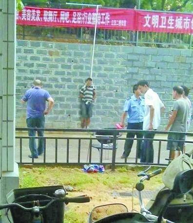 Thief in China Pilloried for Five Hours