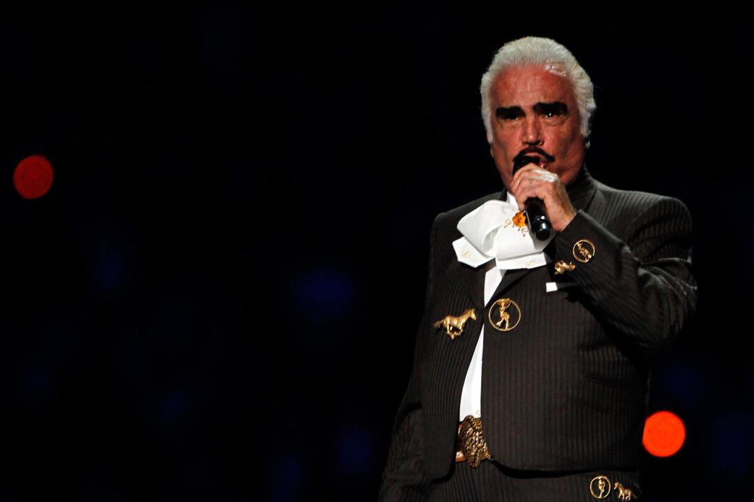 Vincente Fernandez Hospitalized: Mexican Singer Has Pulmonary Thrombosis