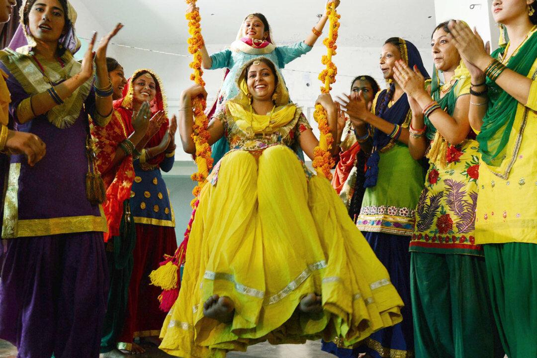 Indian Women, Extravagantly Adorned, Dance in Festival of Rain (+Photos)