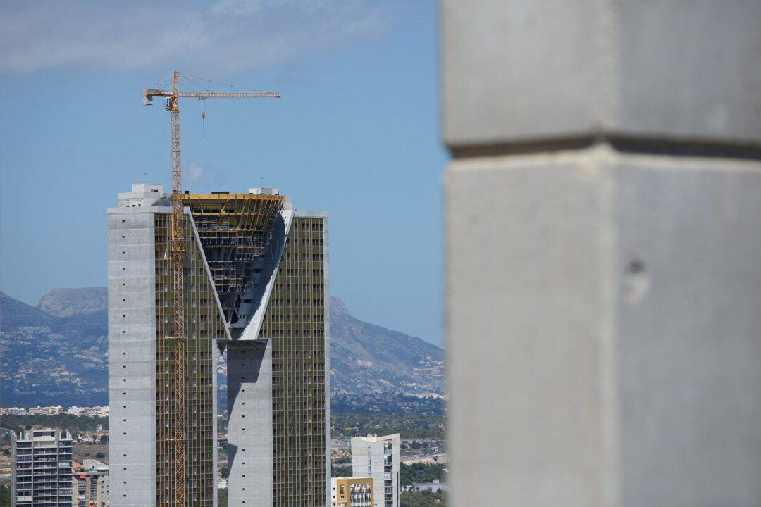 Intempo, Spanish Skyscraper, Has no Elevator to the Top (+Photos)