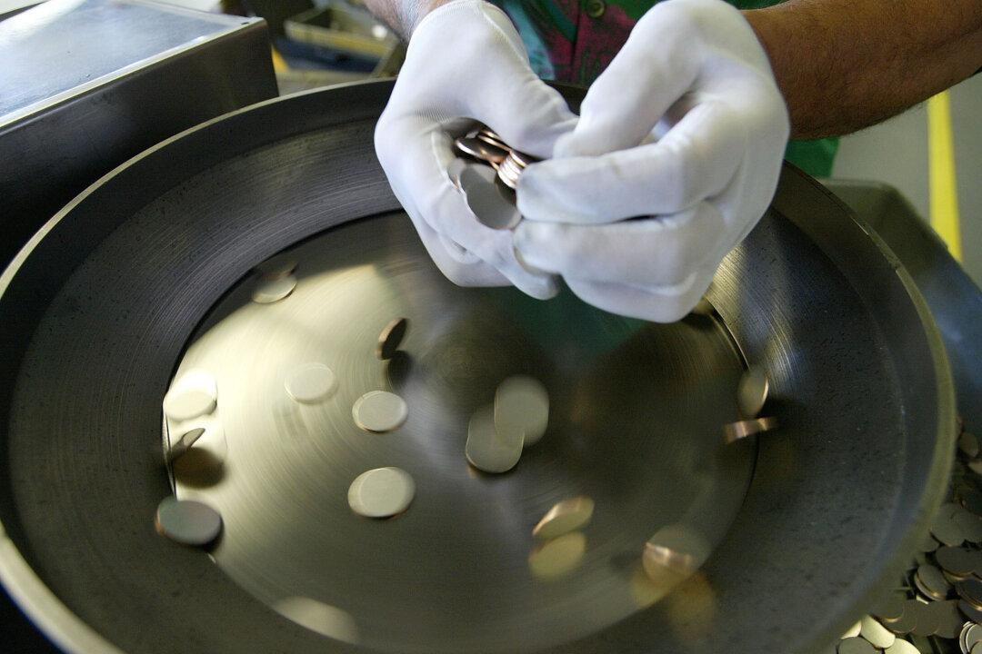 Man Pays in Quarters: $150K in Coins Weighing Four Tons Part of Settlement