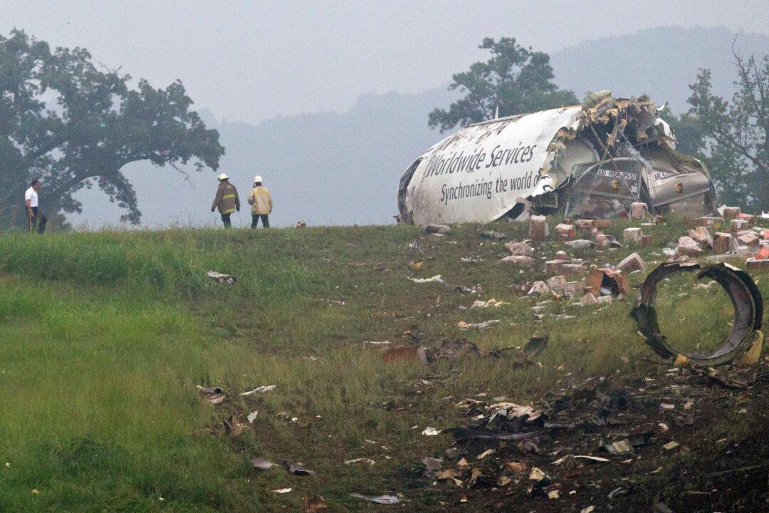 UPS Plane Crash in Birmingham, Pilot and Co-pilot Dead (+Raw Video)