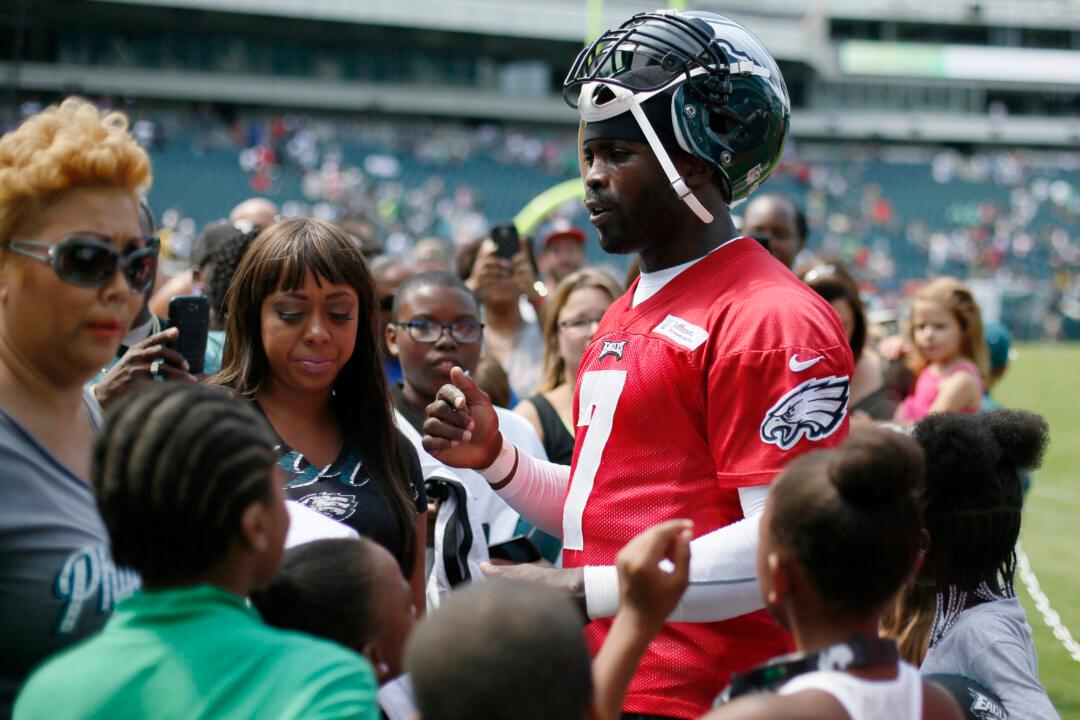 Michael Vick Car Accident Hoax: Teammates Called QB About ‘Broken Legs’ Rumors