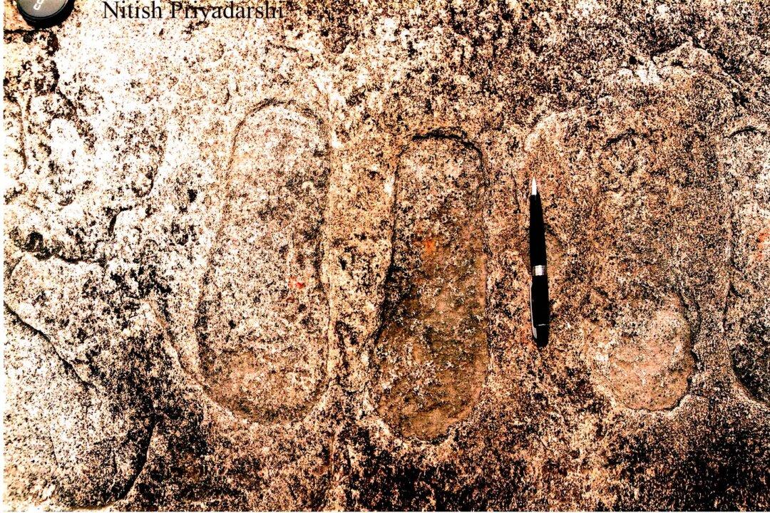 India: Footprints in Rock Evidence of Ancient People From Sky?