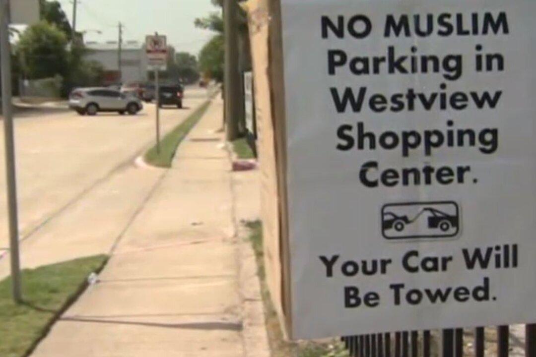 ‘No Muslim Parking’ Signs Pop up at Houston Mall Near Mosque
