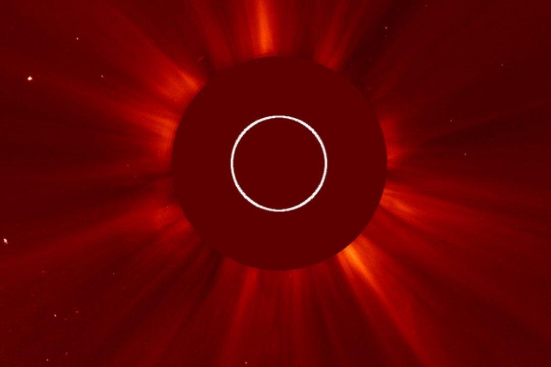 Solar Flare Erupts, Storm to Hit Earth in a Few Days