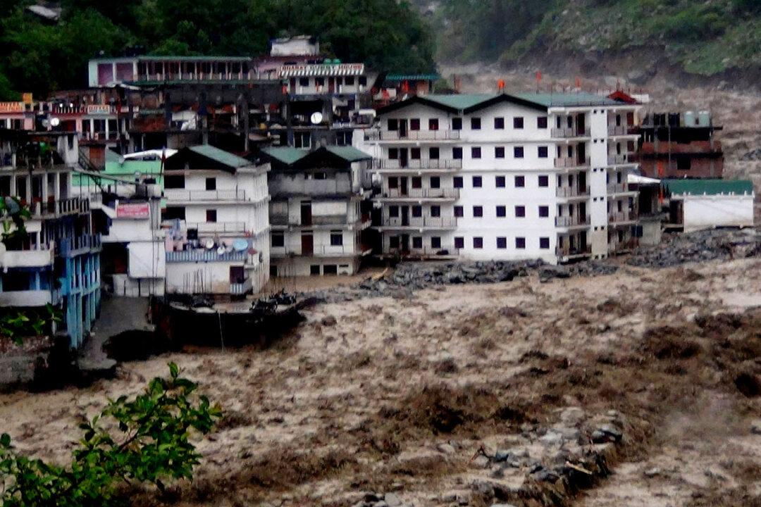 Indian Professor Stops Drinking Water to Save Ganges River