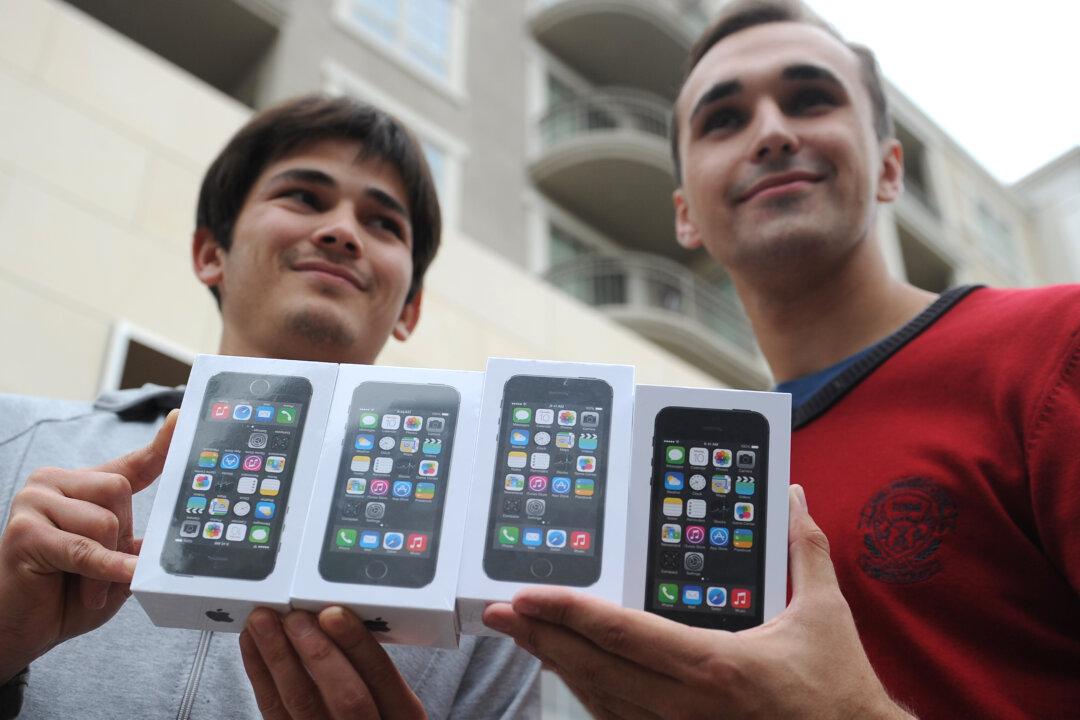 Apple Smashes Record With 9 Million iPhones Sold